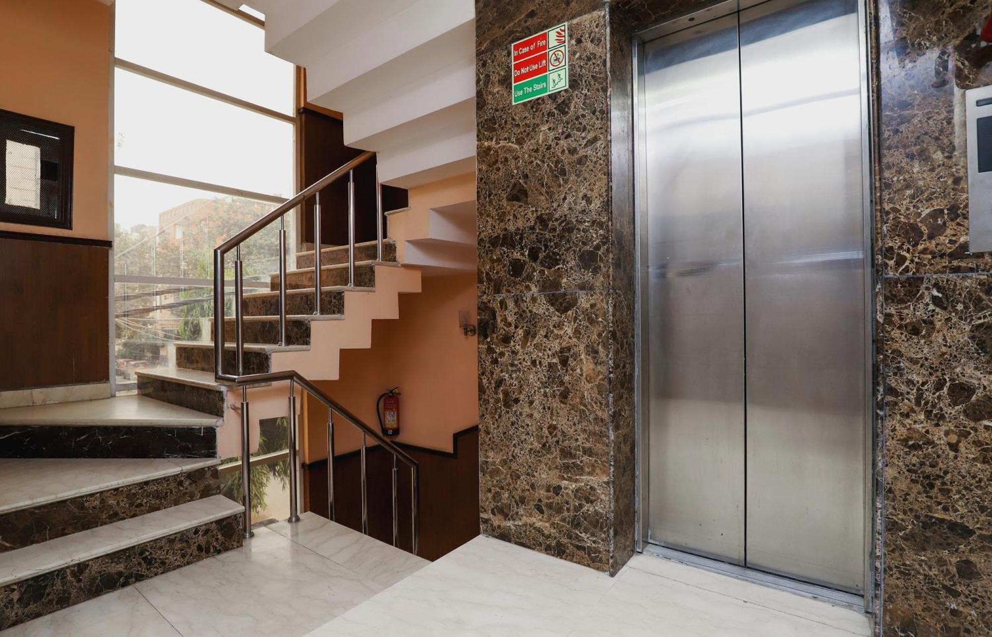 Hotel O J P Inn Near Patel Nagar Metro Station 뉴델리 외부 사진